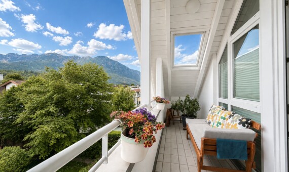 Loggia mit Blick in die Berge